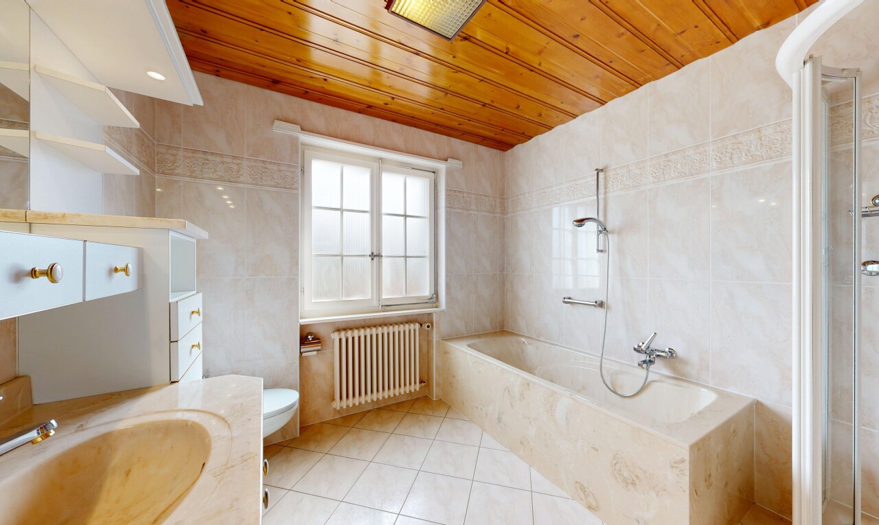 salle de bains avec mur en carrelage, tile wall, salle de bain complète, plafond en bois, et wood ceiling