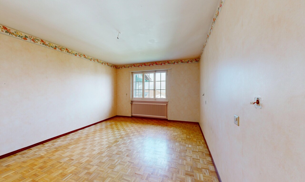 pièce vide avec radiateur, wood finish floor, sol en finition bois, baseboards wall, et plinthes murales