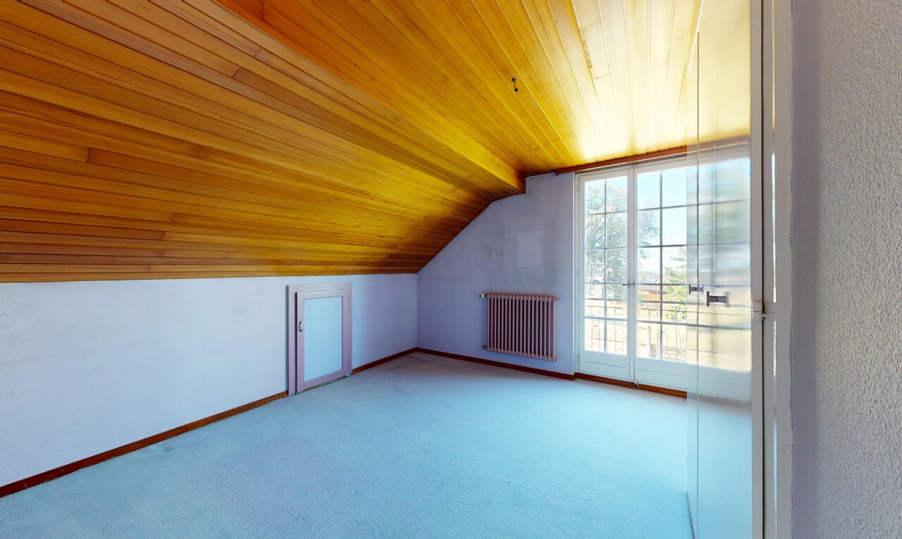 pièce vide avec plafond voûté, vaulted ceiling, radiateur, pièce supplémentaire, et plafond bas