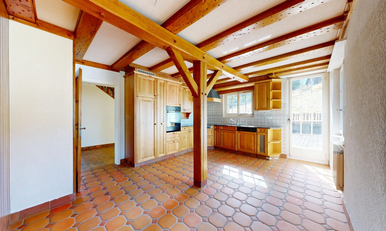 cuisine avec beamed ceiling, plafond à poutres, backsplash, dosseret, et baseboards wall