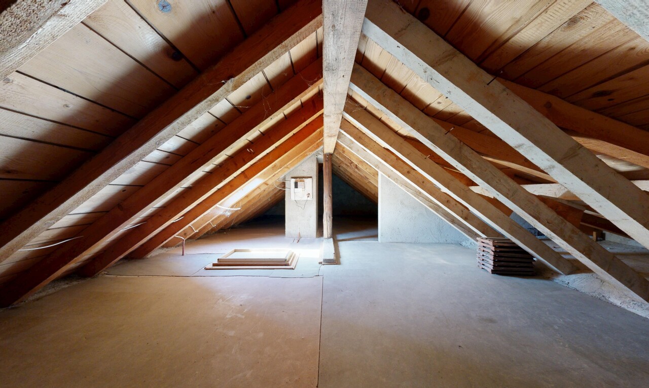 pièce vide avec cathedral ceiling, plafond cathédrale, vaulted ceiling, plafond voûté, et low ceiling