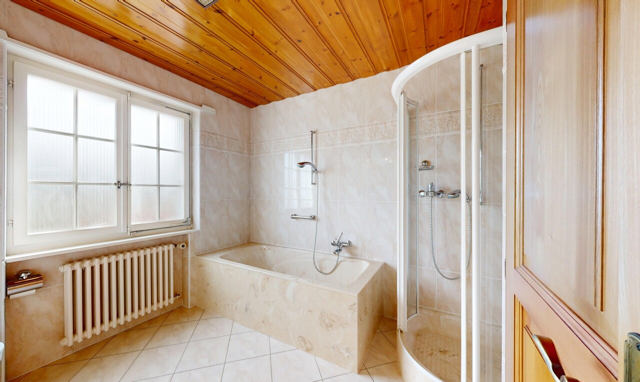 salle de bains avec radiateur, douche, wood ceiling, plafond en bois, et salle de bain complète