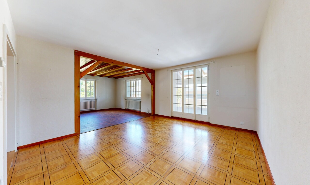 pièce vide avec portes-fenêtres, radiateur, sol en vinyle, vinyl floor, et inside property