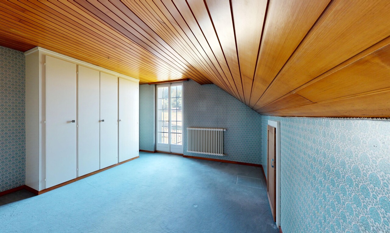 pièce vide avec plafond bas, low ceiling, mur en papier peint, wallpaper wall, et problematic wallpaper