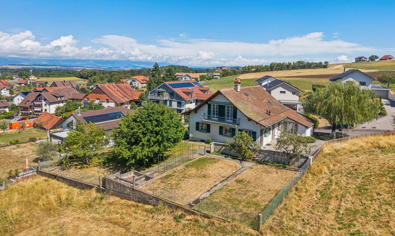 façade avec day time, clôture, drone view, et neighborhood view