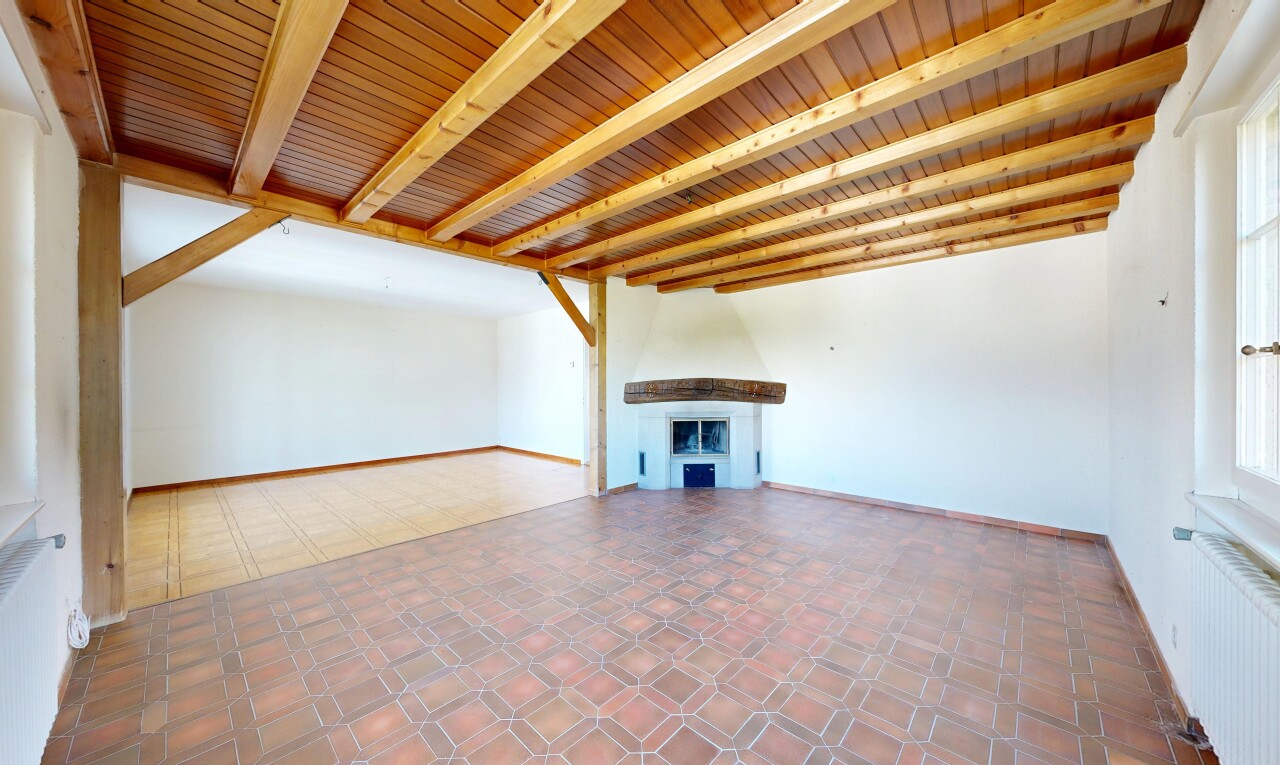 pièce vide avec plafond à poutres, beamed ceiling, plafond en bois, wood ceiling, et high end ceiling