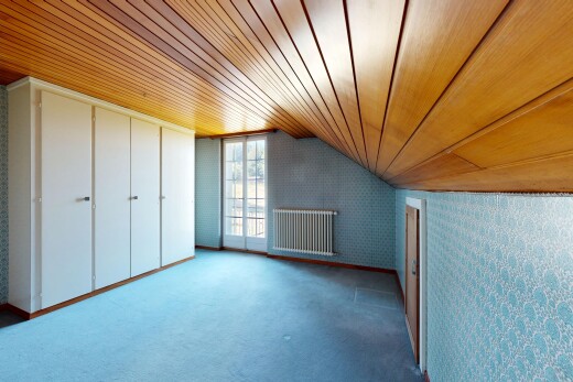 pièce vide avec plafond bas, low ceiling, mur en papier peint, wallpaper wall, et problematic wallpaper