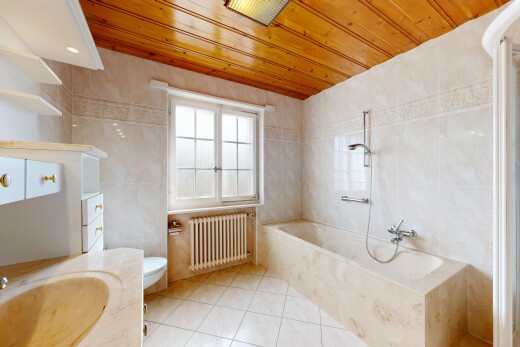 salle de bains avec mur en carrelage, tile wall, salle de bain complète, plafond en bois, et wood ceiling