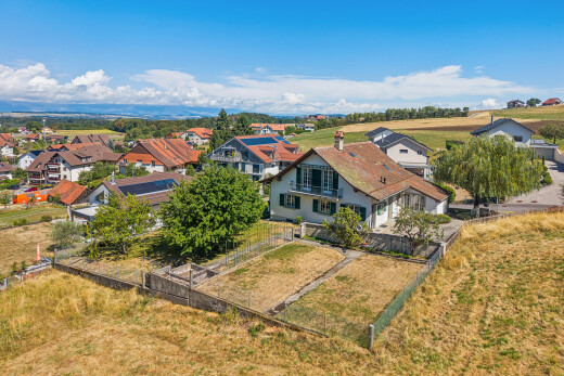 façade avec day time, clôture, drone view, et neighborhood view