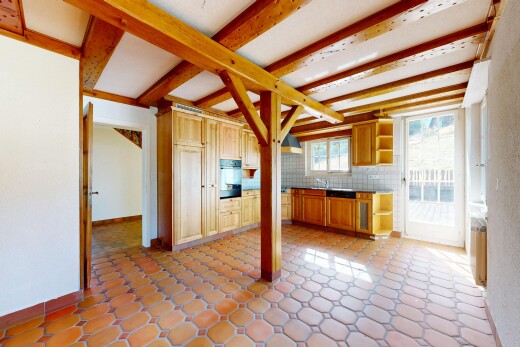 cuisine avec beamed ceiling, plafond à poutres, backsplash, dosseret, et baseboards wall
