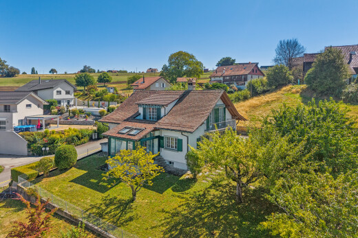 façade avec property visible, pelouse, drone view, et day time