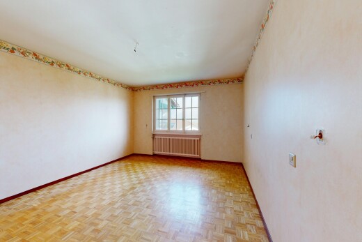 pièce vide avec radiateur, wood finish floor, sol en finition bois, baseboards wall, et plinthes murales