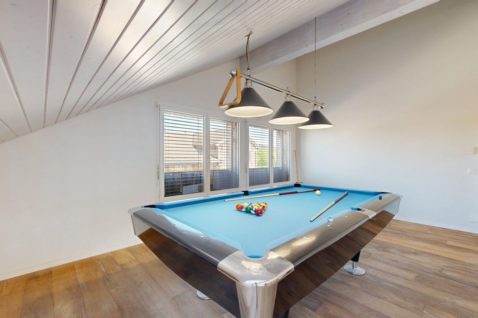 chambre avec vaulted ceiling, plafond voûté, high end ceiling, drywall, et cloison sèche