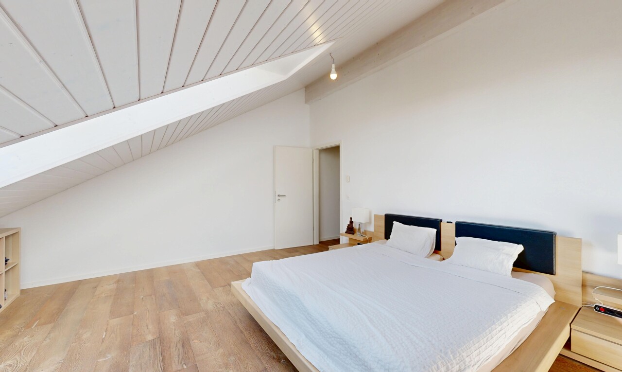 chambre avec vaulted ceiling, plafond voûté, drywall, cloison sèche, et wood finish floor