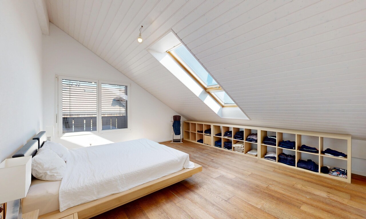 chambre avec vaulted ceiling, plafond voûté, puits de lumière, étagères intégrées, et lumière naturelle