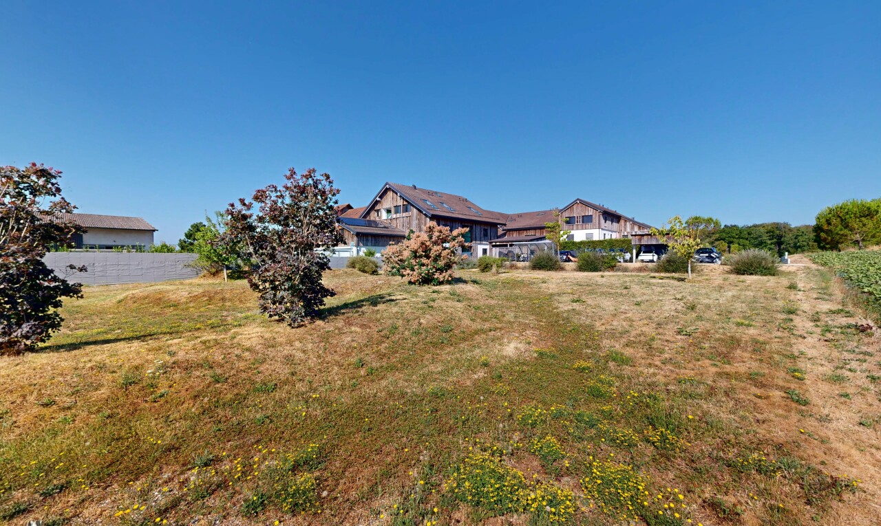 façade avec day time et terrain vierge
