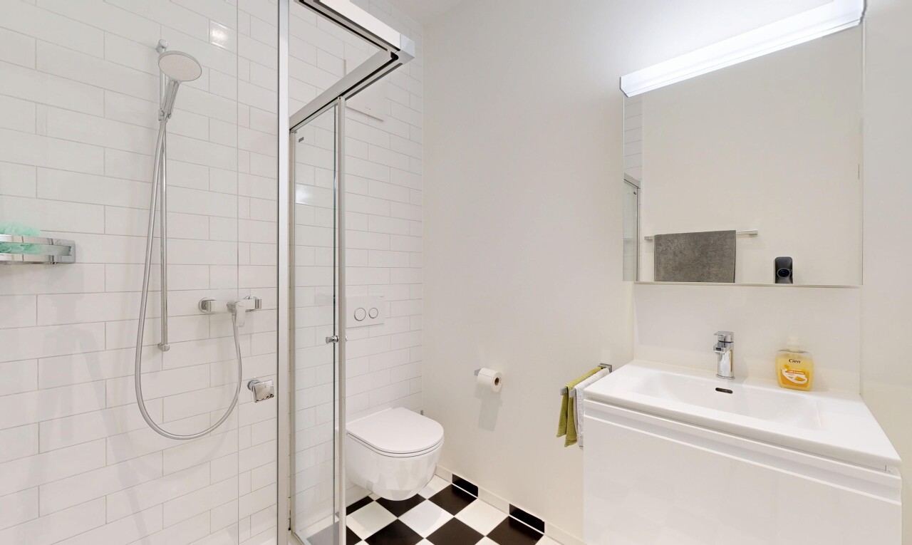 salle de bains avec miroir, douche, salle de bain complète, drywall, et cloison sèche