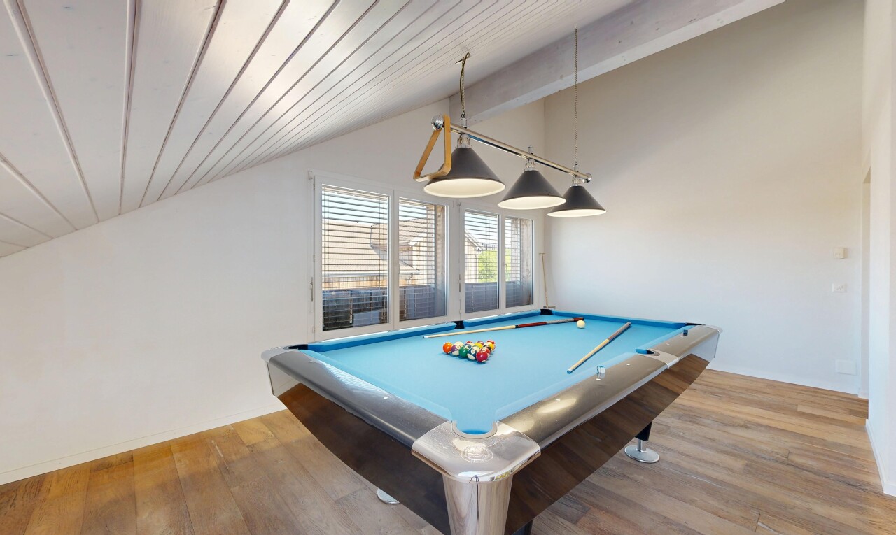 chambre avec vaulted ceiling, plafond voûté, high end ceiling, drywall, et cloison sèche