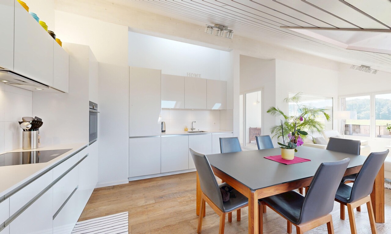 salle à manger avec light floor, drywall, cloison sèche, évier, et wood finish floor