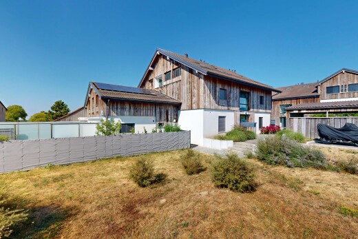 façade avec clôture, bardage en bois, bardage vertical, day time, et pelouse