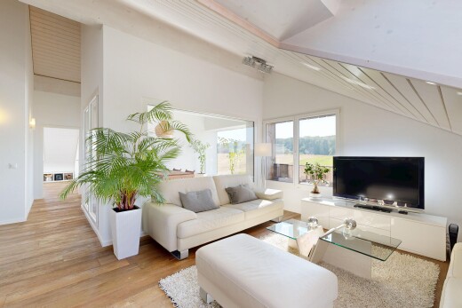 salon avec télévision, drywall, cloison sèche, vaulted ceiling, et plafond voûté