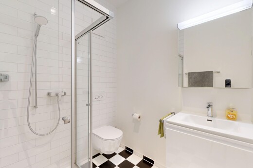 salle de bains avec miroir, douche, salle de bain complète, drywall, et cloison sèche
