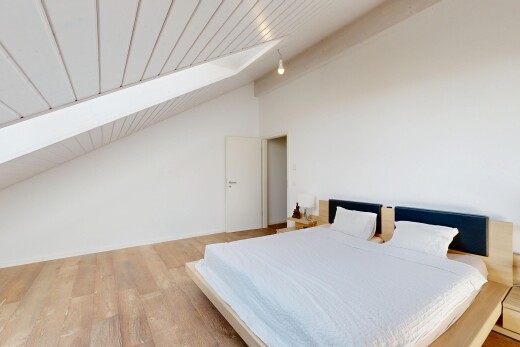 chambre avec vaulted ceiling, plafond voûté, drywall, cloison sèche, et wood finish floor