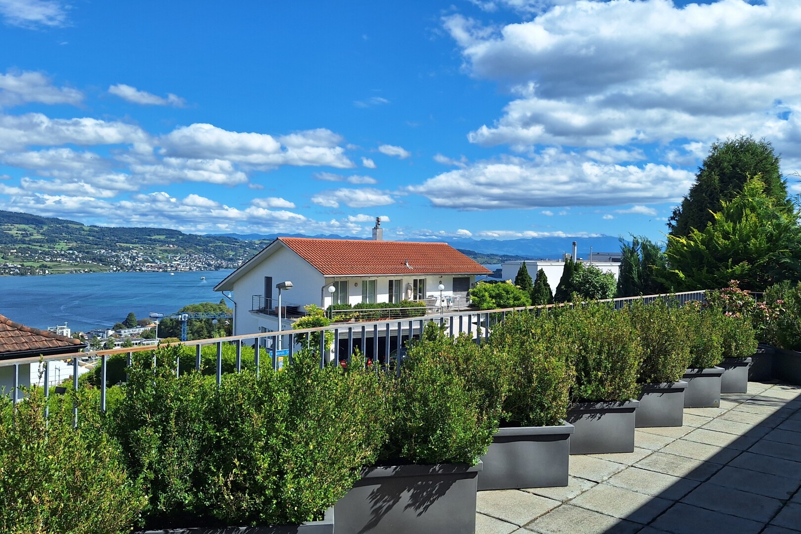 balcon avec day time, terrasse, vue sur l'eau, water view, et vue sur la montagne