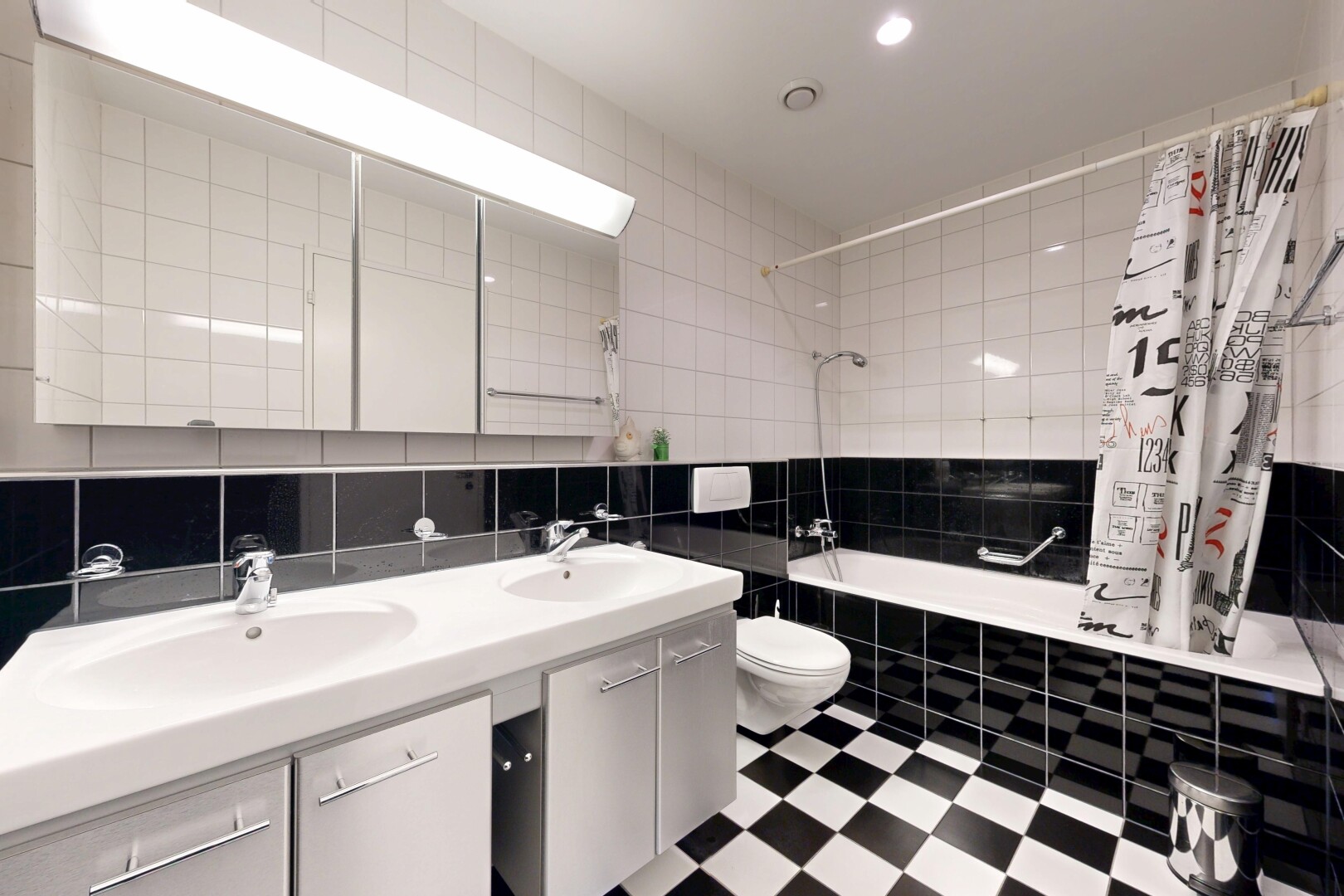 salle de bains avec douche-bain combinés, salle de bain complète, mur en carrelage, tile wall, et inside property