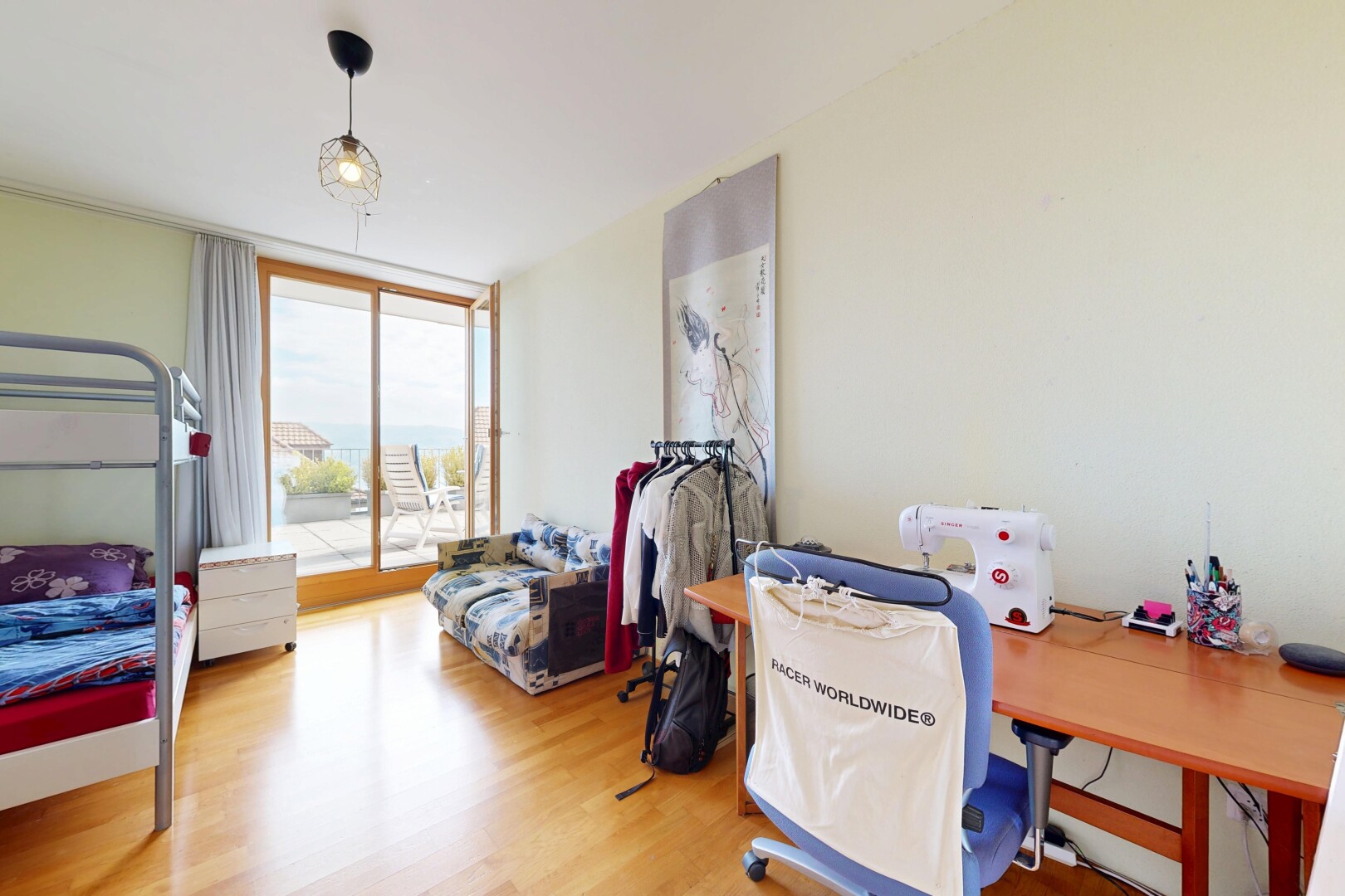 chambre avec lumière naturelle, natural light, cloison sèche, drywall, et sol en finition bois
