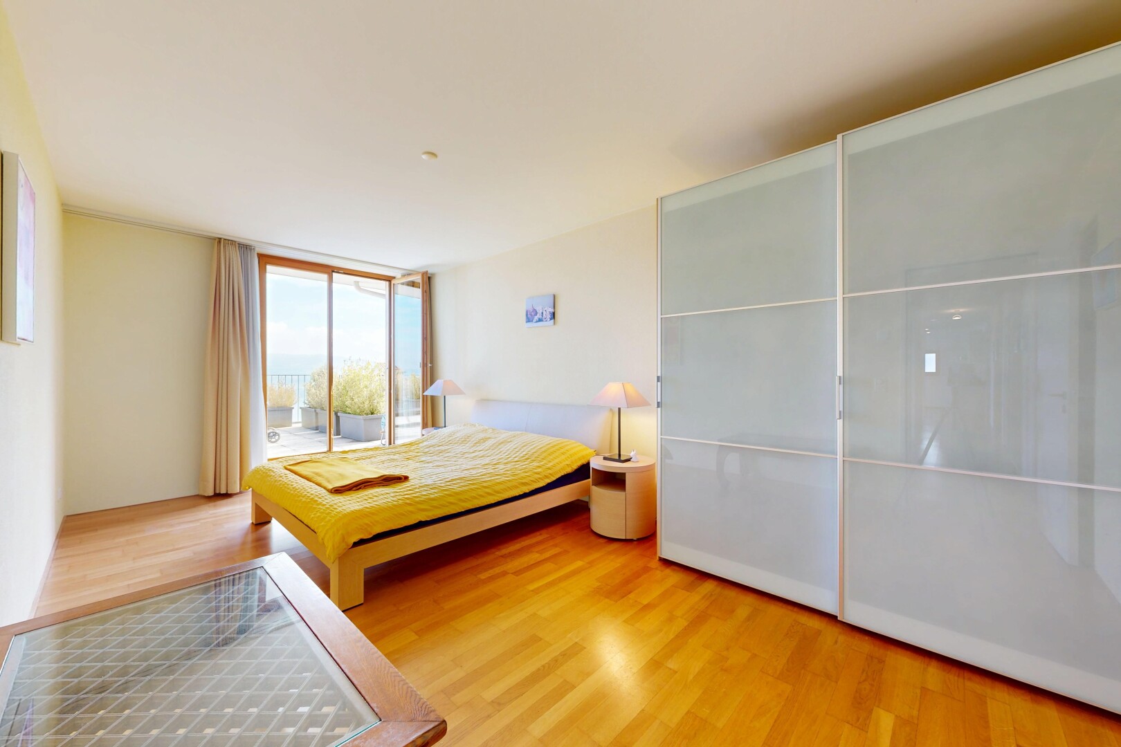 chambre avec sol en finition bois, wood finish floor, inside property, cloison sèche, et drywall