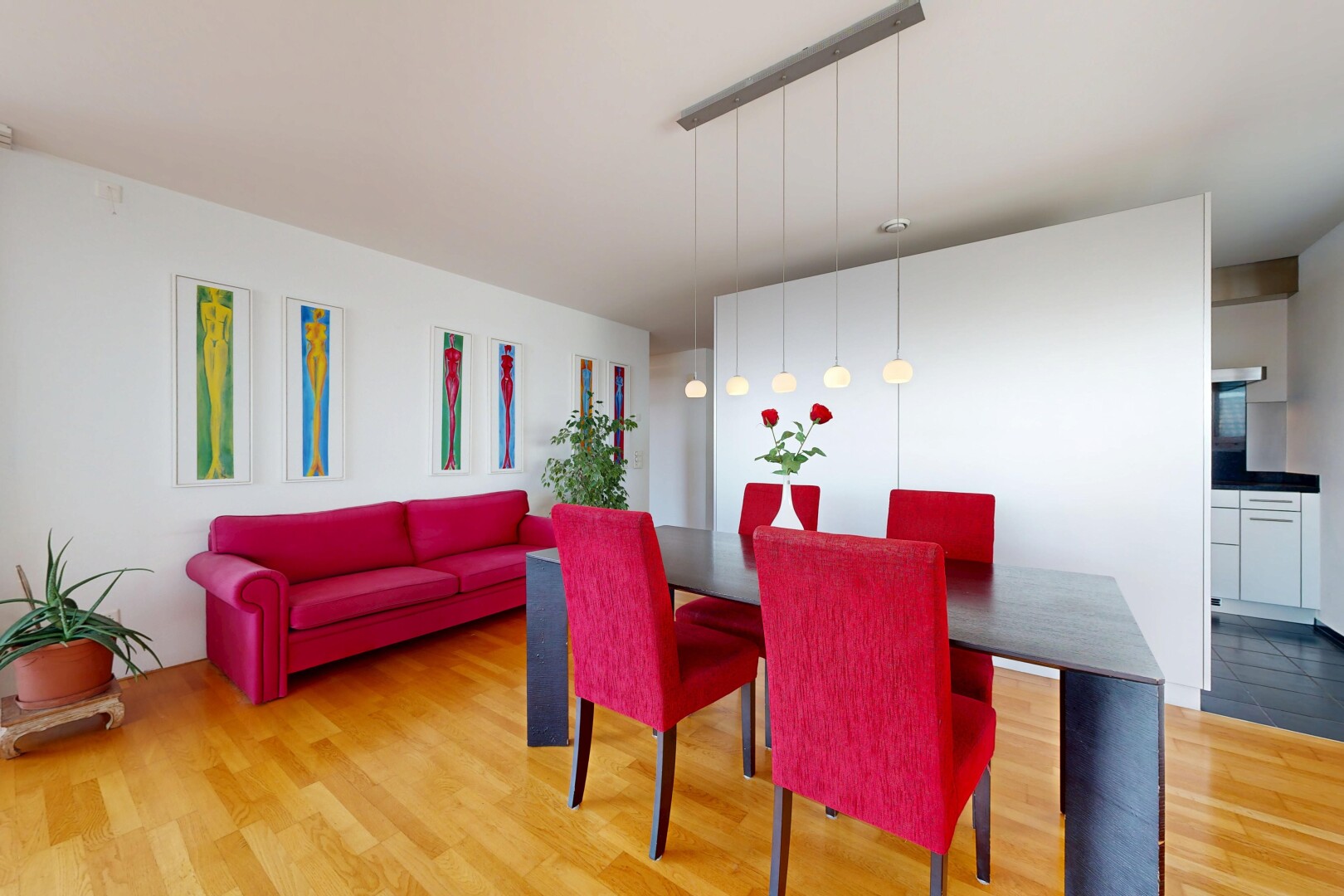 salon / salle à manger avec inside community, cloison sèche, drywall, sol en finition bois, et wood finish floor
