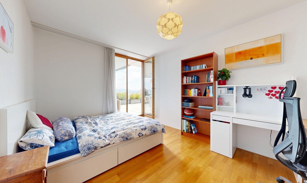 chambre avec drywall, cloison sèche, inside property, wood finish floor, et sol en finition bois