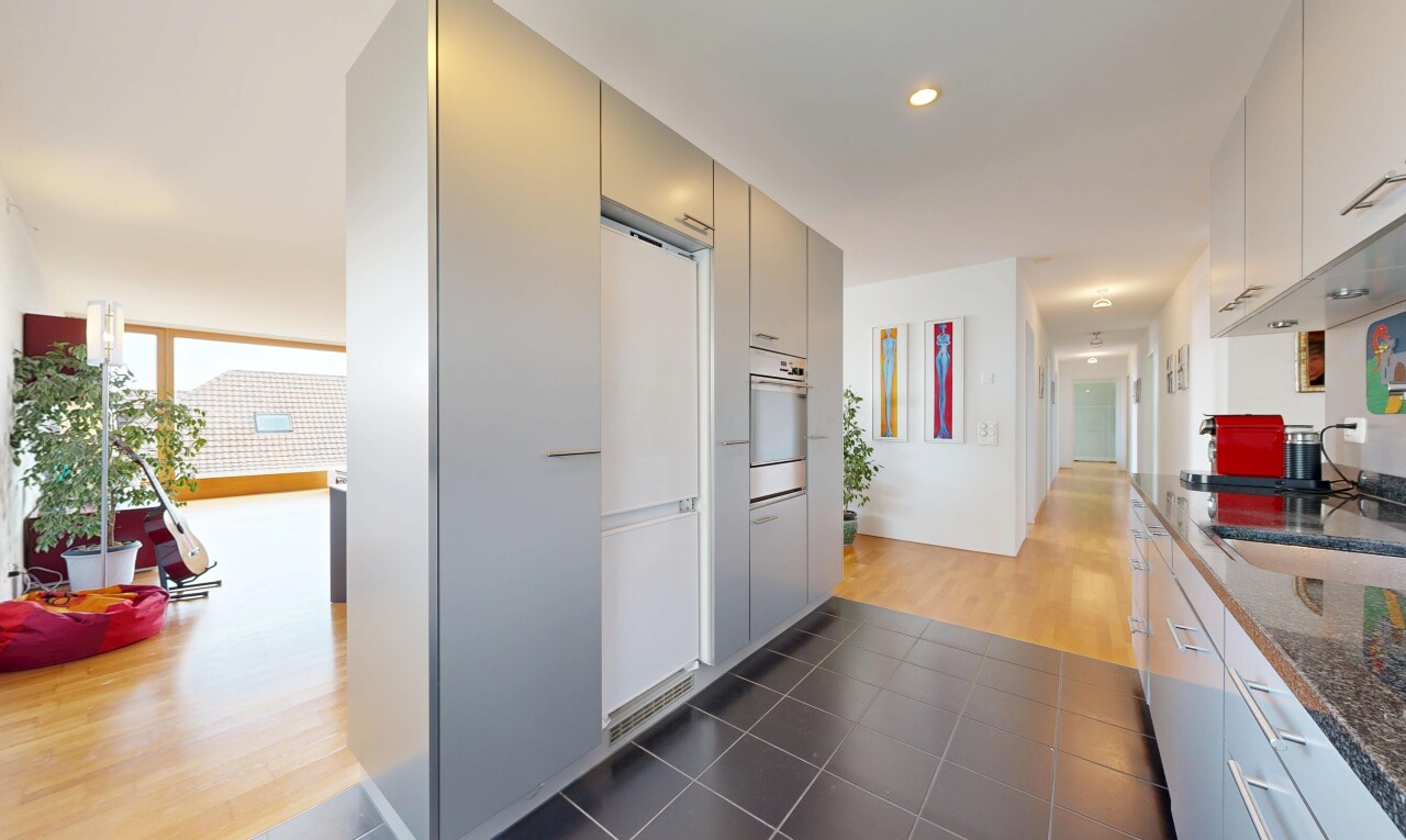 cuisine avec inside property, tile floor, sol en carrelage, drywall, et cloison sèche