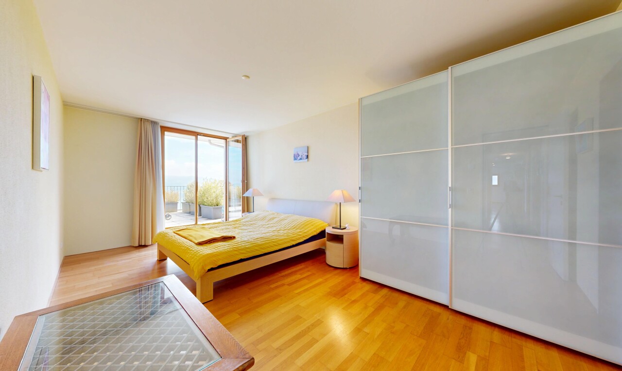 chambre avec sol en finition bois, wood finish floor, inside property, cloison sèche, et drywall