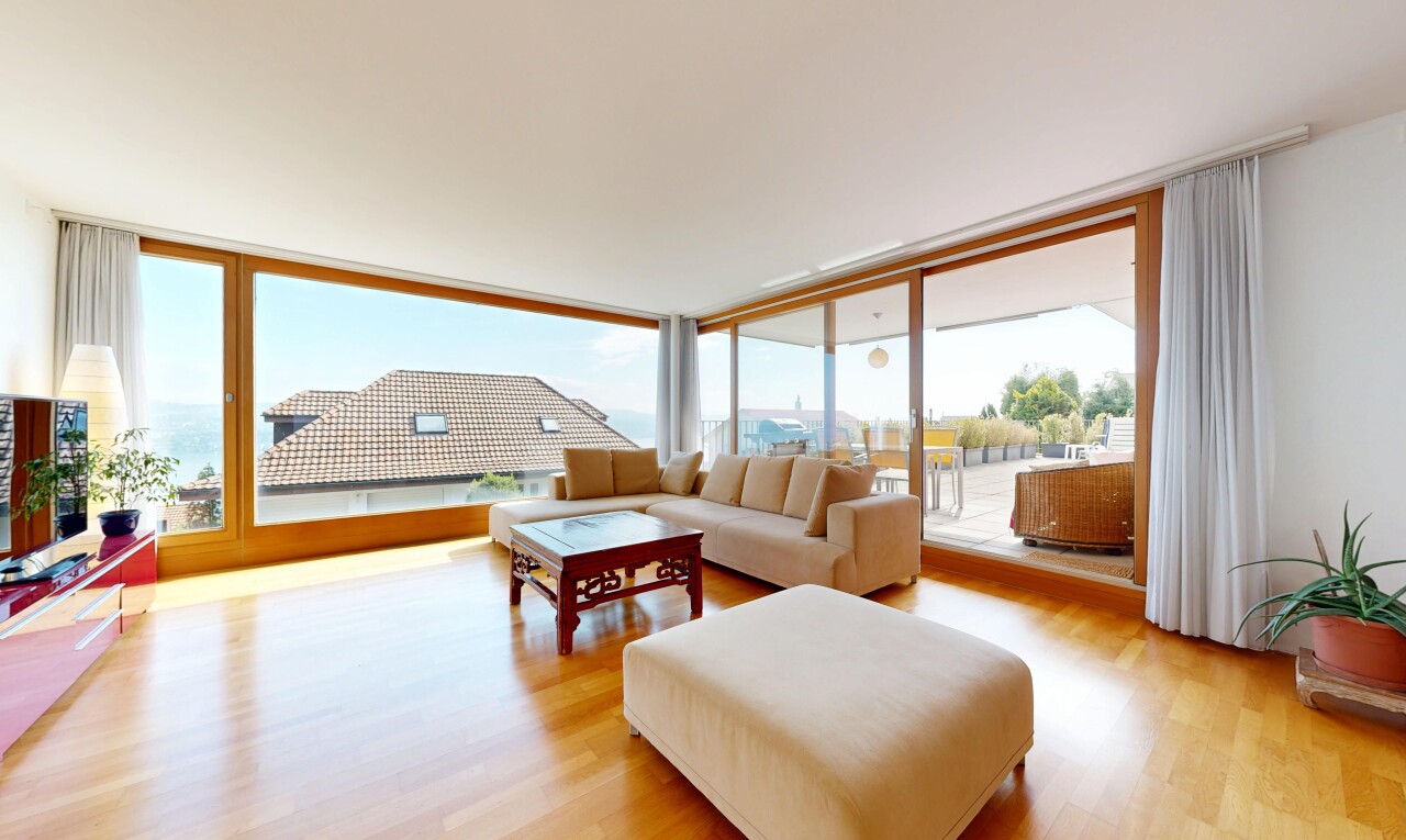 salon avec day time, wood finish floor, sol en finition bois, natural light, et lumière naturelle