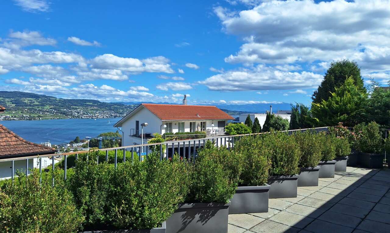 balcon avec day time, terrasse, vue sur l'eau, water view, et vue sur la montagne