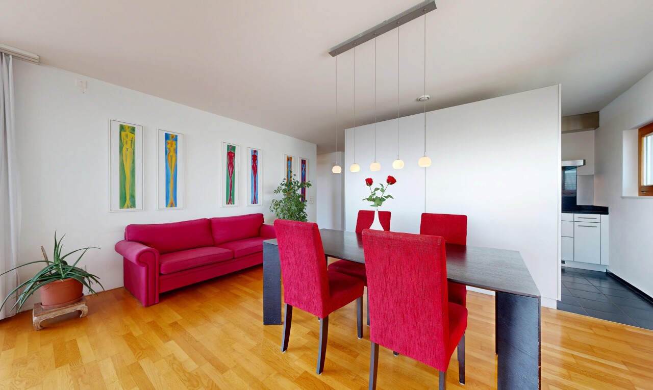 salon / salle à manger avec inside community, cloison sèche, drywall, sol en finition bois, et wood finish floor