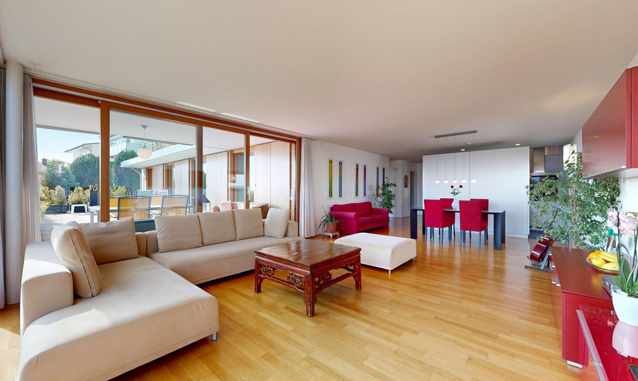salon / salle à manger avec inside property, sol en finition bois, wood finish floor, lumière naturelle, et natural light