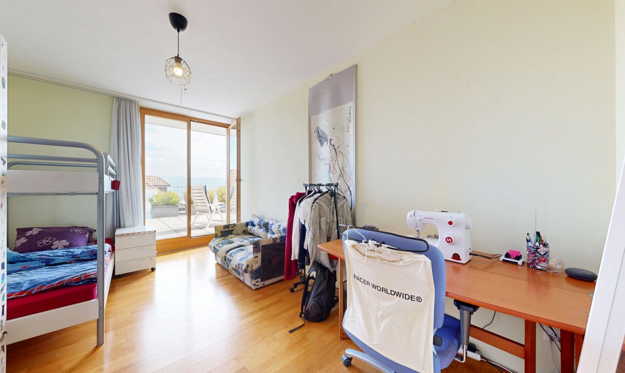chambre avec lumière naturelle, natural light, cloison sèche, drywall, et sol en finition bois