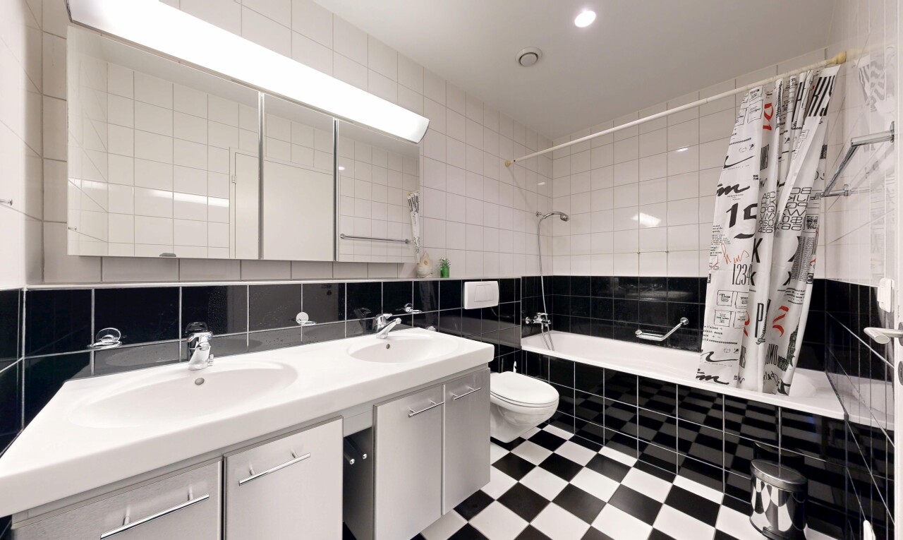 salle de bains avec douche-bain combinés, salle de bain complète, mur en carrelage, tile wall, et inside property