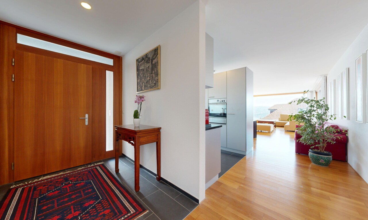 couloir avec inside property, drywall, cloison sèche, wood finish floor, et sol en finition bois