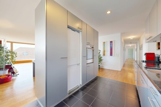 cuisine avec inside property, tile floor, sol en carrelage, drywall, et cloison sèche