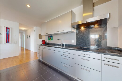 cuisine avec hotte, dark countertops, cloison sèche, drywall, et inside property
