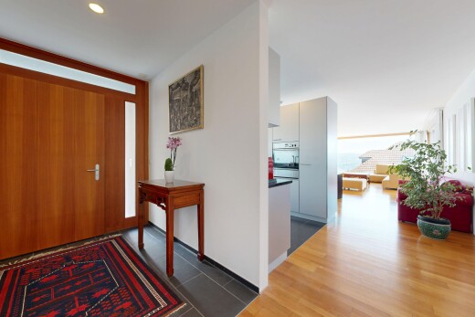 couloir avec inside property, drywall, cloison sèche, wood finish floor, et sol en finition bois