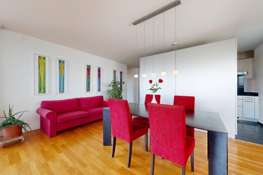 salon / salle à manger avec inside community, cloison sèche, drywall, sol en finition bois, et wood finish floor