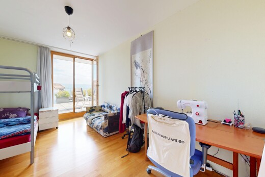 chambre avec lumière naturelle, natural light, cloison sèche, drywall, et sol en finition bois