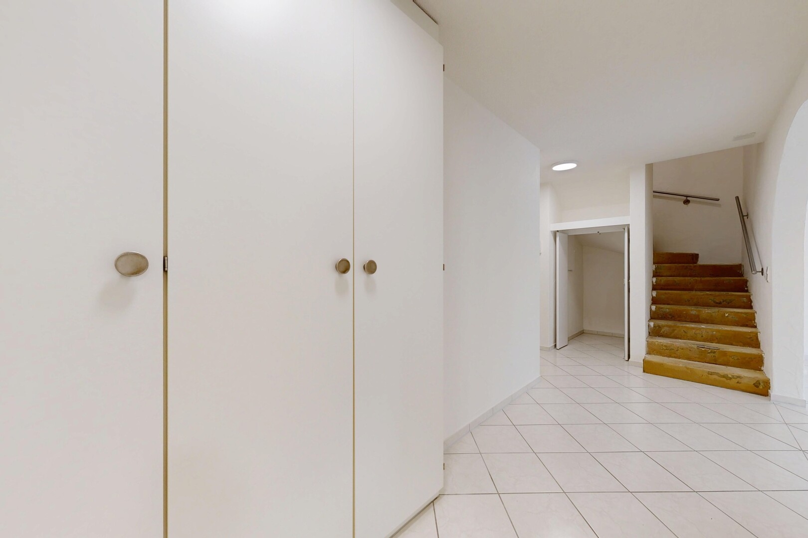 couloir avec escaliers, light floor, inside property, sol en carrelage, et tile floor