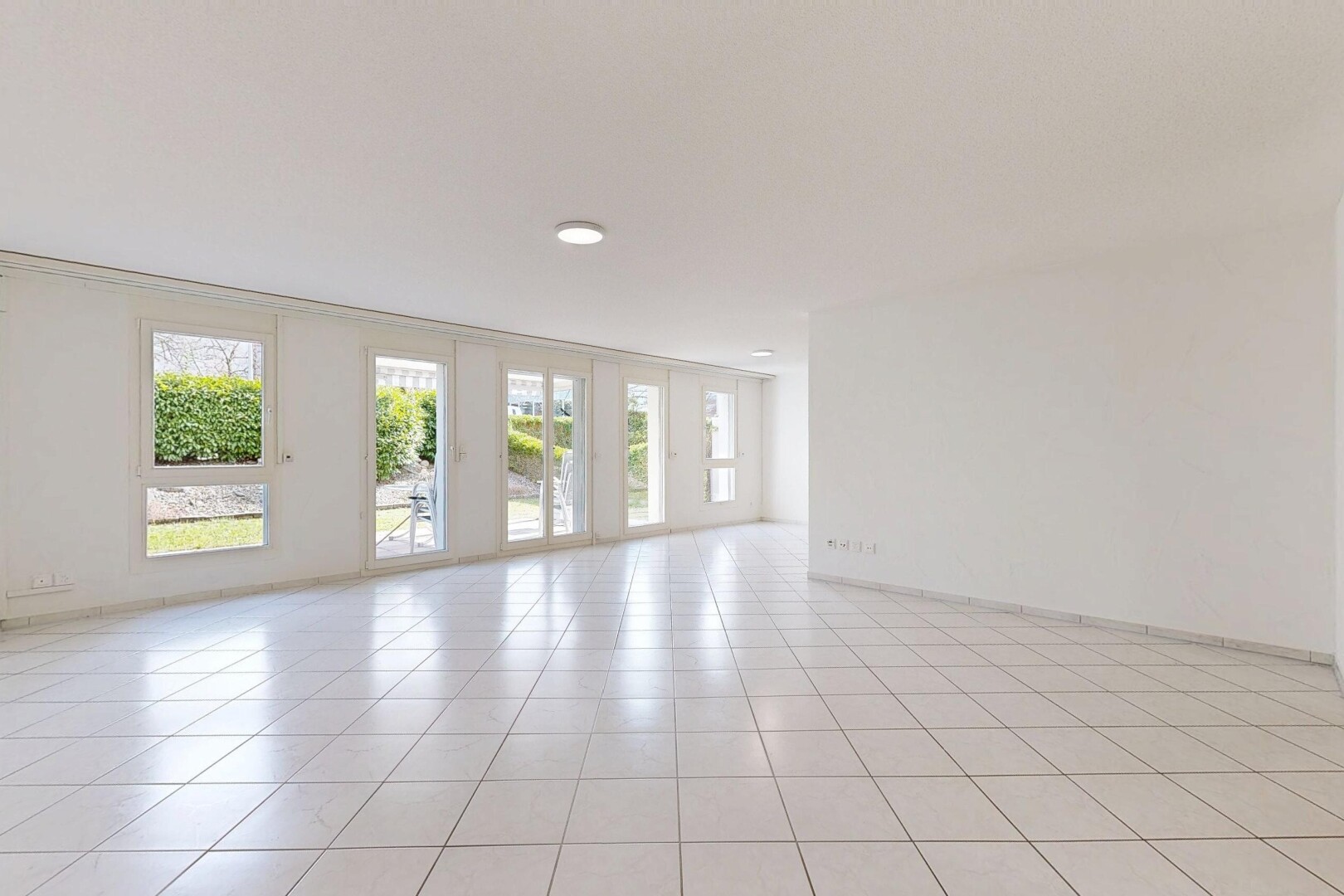 pièce vide avec lumière naturelle, natural light, light floor, inside property, et cloison sèche