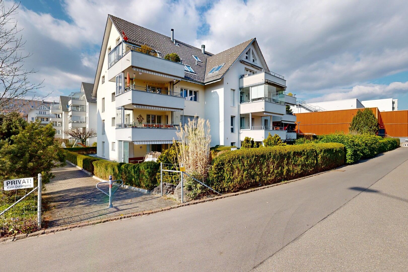 extérieur du bâtiment avec clôture, day time, apartment complex view, et vue sur le complexe d'appartements